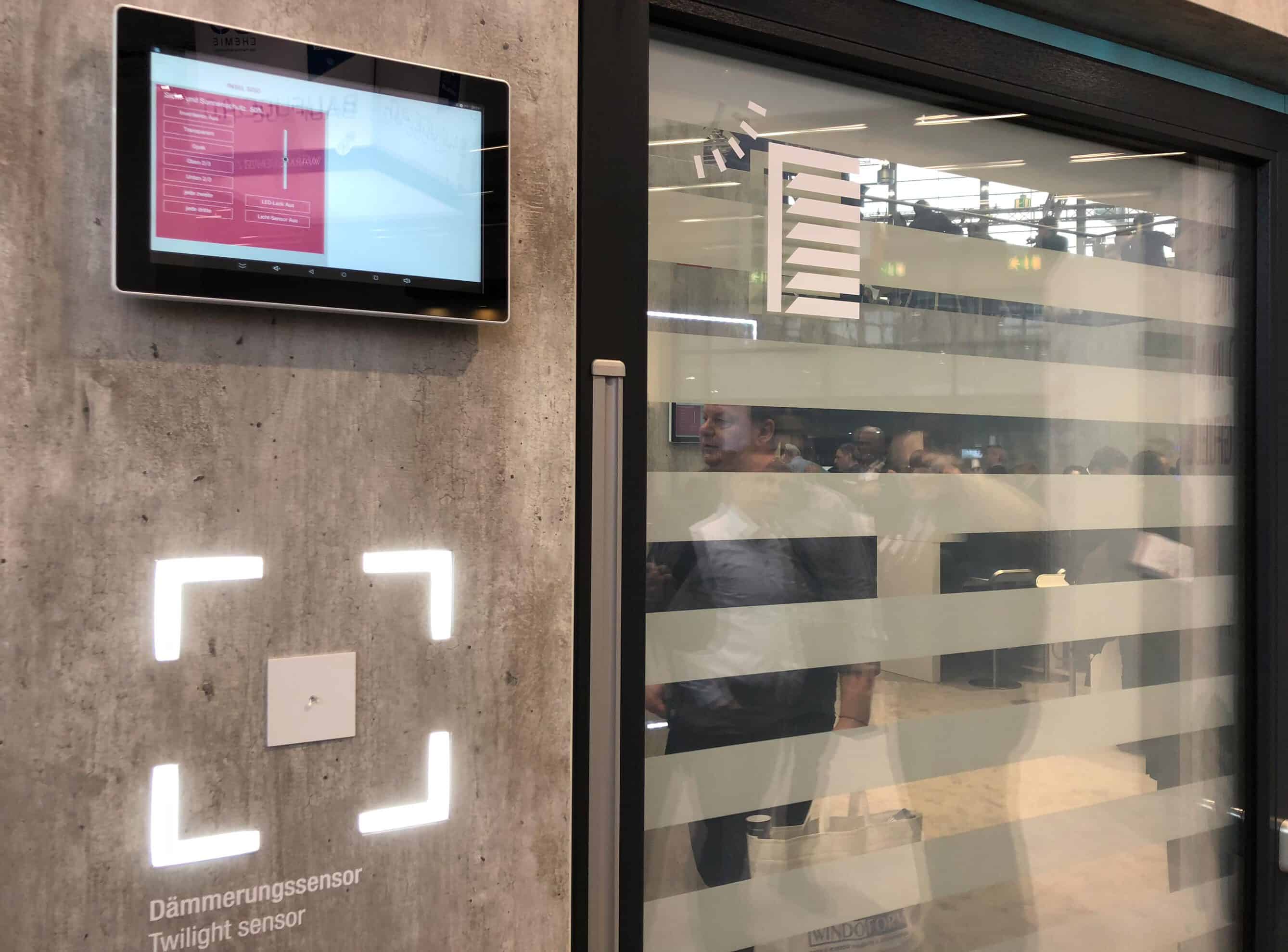 Rehau-Visionen mit digitalem Raffstore und fenstergroßem Rehau-Visionen mit digitalem Raffstore und fenstergroßem