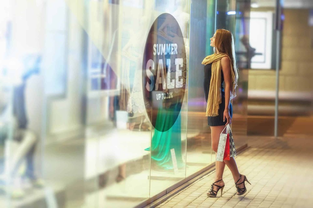 Smart glass guide retail applications