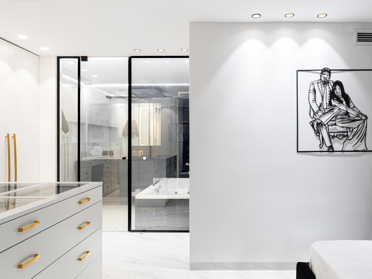 Luxury home opts for smart glass in bathroom design