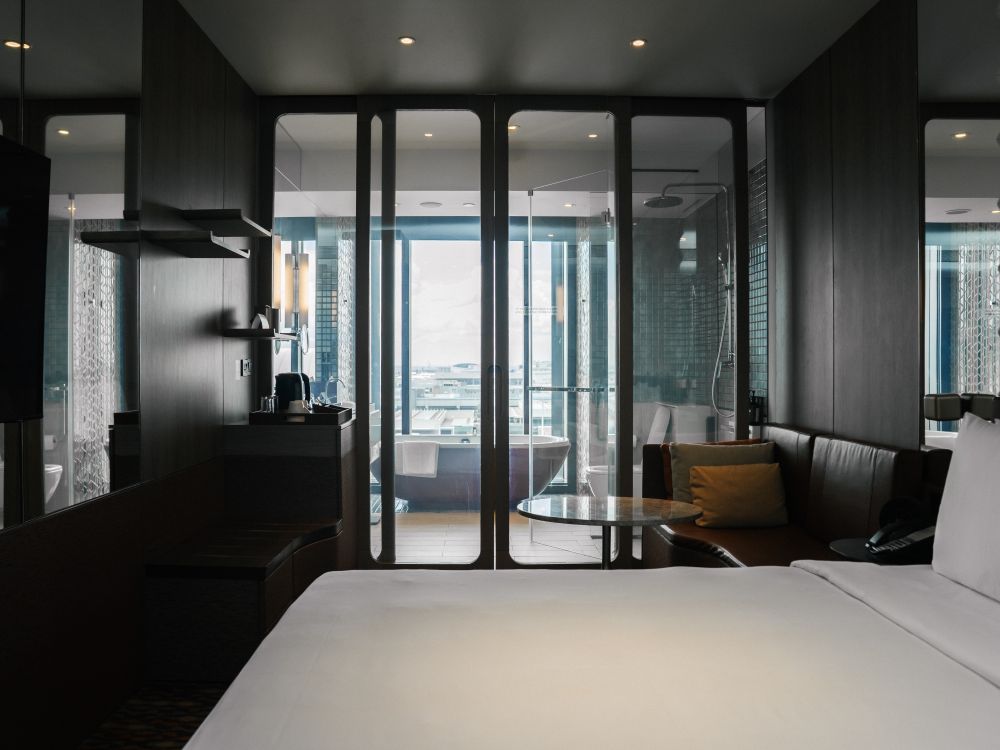 Smart Glass Crowne Plaza Changi Airport